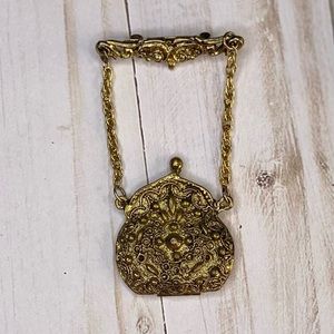 Vintage ART Filigree Locket Pendant Victorian
Style Kiss Lock Pin